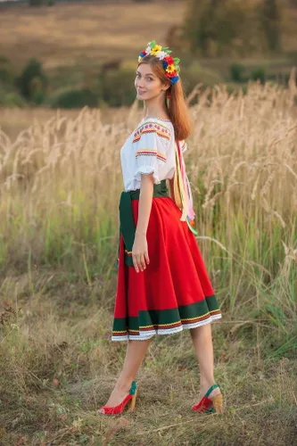 Vista 3 de Vestido folclórico traje de baile Ucrania ropa tradicional rojo círculo falda blusa blanca