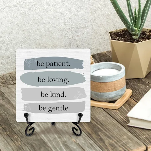 Vista 4 de Regalo de decoración de escritorio conmovedor, placa de madera de escritorio con soporte, con texto en inglés «Be Patient Be Loving Be Kind Be