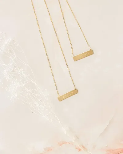 Vista 2 de Zen & Zuri Collar de barra chapado en oro con nombre moderno, personalizado, regalo para ella, día de la madre, día de San Valentín, aniversario
