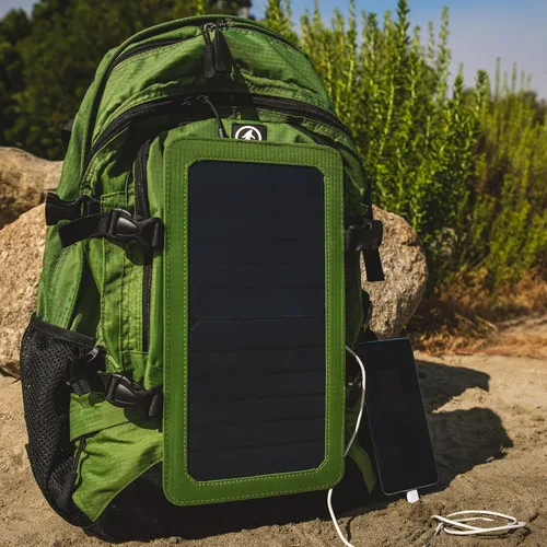 Vista 6 de Outdoor Tech - Mochila solar Mountaineer - Mochila resistente para exteriores de 40L con panel solar flexible y desmontable de 6.5 W para cargar