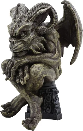 Vista 4 de Ebros Gift Gárgola con cuernos de carnero alado sentado en la catedral, estatua de pedestal de 6 pulgadas de alto, Osario de fantasía oscura