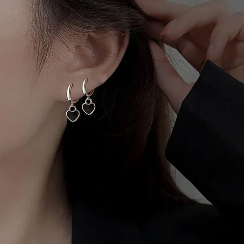 Vista 2 de SLUYNZ Aretes de aro de plata de ley con corazón negro para mujeres, adolescentes y niñas, aretes de aro con forma de corazón