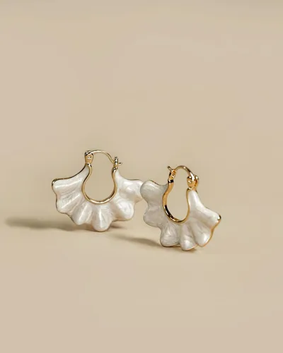 Vista 5 de Aretes chapados en oro de 18 quilates con diseño de flores esmaltadas en color blanco crema para mujer, delicados, atrevidos, retro, hechos a mano