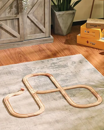 Vista 3 de SainSmart Jr. Pista de tren de madera, 52 piezas, expansión de pista compatible con todas las principales marcas de tren de juguete para niños
