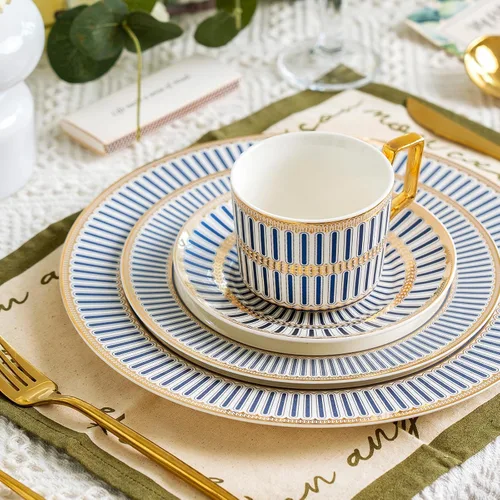 Vista 5 de Juegos de tazas de café de cerámica y platillos, Servicio de tazas de té de porcelana de hueso azul y dorado británico para 4, Caja de regalo, juego