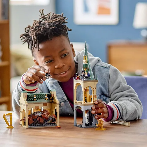 Vista 2 de LEGO Harry Potter Hogwarts: Fluffy Encounter 76387 Kit de construcción; juego de Hogwarts para perros de 3 cabezas; juguete genial y coleccionable
