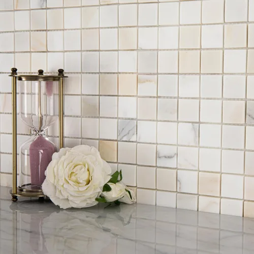 Vista 6 de Azulejo de mosaico de mármol, azulejos de mármol dorado Calacatta, cuadrado de 1 pulgada, afilado, para cocina, baño, pared, piso, 5 hojas/caja