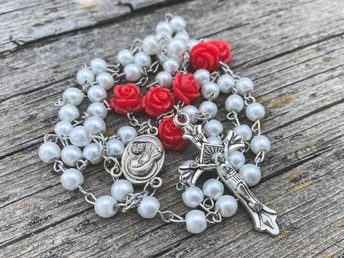 Vista 6 de Perlas blancas Collar de Rosario Católico Nuestra Rosa Flores Rojas Centro de la Medalla y Cruz