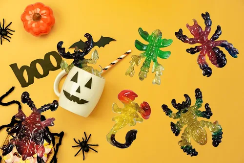 Vista 3 de Halloween Large Creepy Gummy Candy, Soft Chewy Gummy Candies, 4 Gummies per Pack (4 Large Gummies)