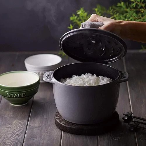 Vista 2 de staub La Cocotte de GOHAN 40509-655 La Cocotte de GOHAN Black M 6.3 pulgadas (6.3 in), olla de hierro fundido, compatible con inducción, olla