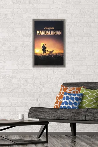 Vista 2 de Trends International Star Wars: The Mandalorian - Póster de pared de una hoja D23, 14.725 x 22.375 pulgadas, versión enmarcada de madera de granero