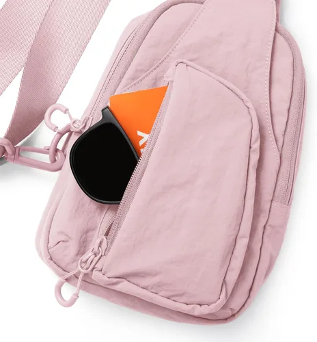 Vista 4 de ODODOS Bolso bandolera diario con correas ajustables, bolso cruzado en el pecho, mochila pequeña ligera para viajes casuales y senderismo
