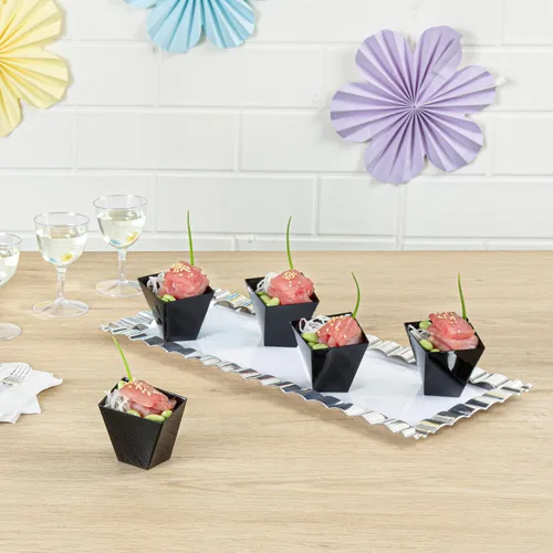 Vista 3 de Restaurantware Platos de postre de 2 onzas, 100 mini tazas desechables para servir fiestas, platos Girata de plástico negro duradero y sostenible