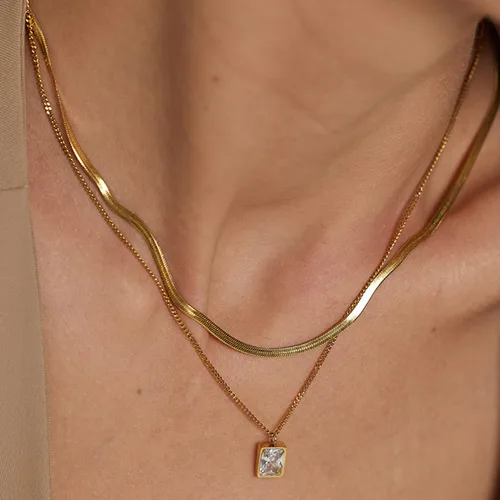 Vista 2 de Yonhi 2 collares de capas chapados en oro para mujer, gargantillas de cadena de serpiente, cadenas de espiga de eslabones planos con colgantes