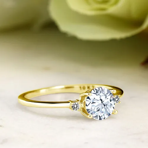 Vista 4 de Gem Stone King Anillo solitario de compromiso de oro amarillo de 10 quilates con zafiro blanco y diamantes blancos para mujer
