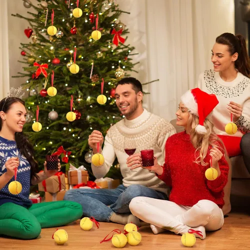 Vista 5 de Newwiee 6 piezas de adornos de Navidad de sóftbol a granel decoraciones deportivas para árbol de Navidad, adorno decorativo de béisbol de piel