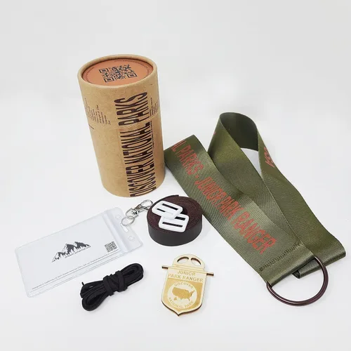 Vista 5 de National Park Junior Ranger - Cordón de exhibición con tubo de almacenamiento, organizador de aventura para insignias, alfileres y parches, diseñado