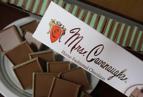 Vista 2 de Mrs. Cavanaugh's Chocolate Sandwich Mints Caja de regalo de calidad cuadrados de caramelo