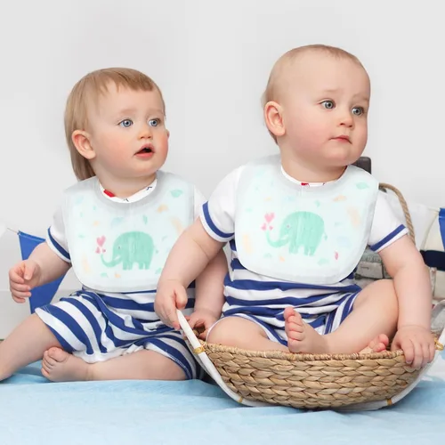 Vista 6 de Skicuff 100 baberos desechables a granel para bebés, niños y niñas, empaquetados individualmente, higiénicos para niños pequeños que viajan y uso al