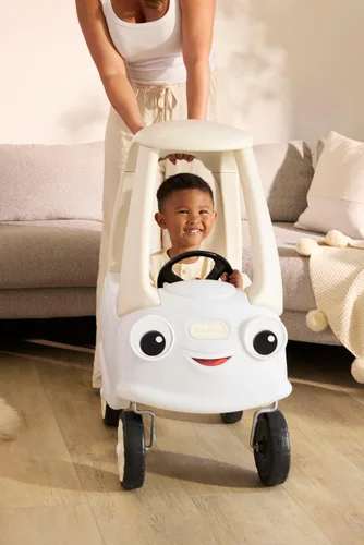 Vista 4 de Little Tikes Cloud Collection Cozy Coupé - Blanco, auto clásico de pie a piso, puerta de trabajo, volante, bocina, tabla de suelo extraíble, auto