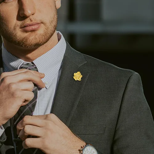 Vista 2 de Broche de solapa en tono dorado de 18 quilates para hombre, broches de metal con flores para mujeres, accesorios de traje para hombre, para boda