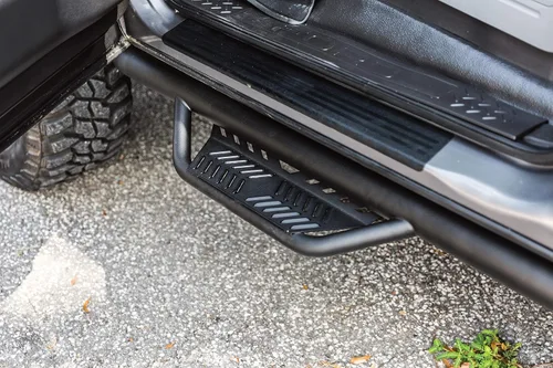 Vista 4 de Peldaños negros para camioneta Havoc HS2, para Toyota Tundra CrewMax.