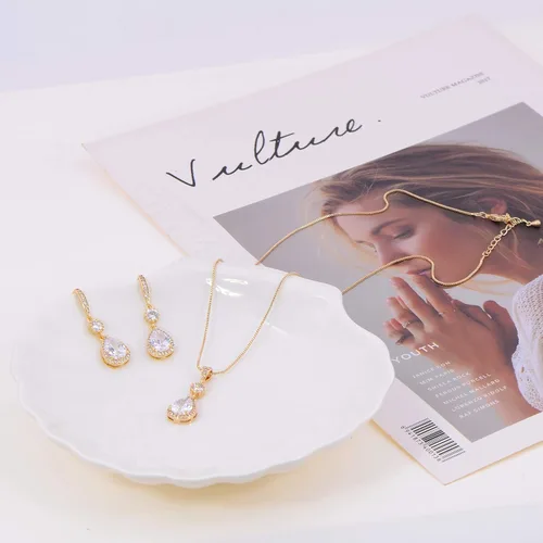 Vista 38 de Conjunto de joyería para boda, aretes de lagrima y collar con dije de circonio cúbico