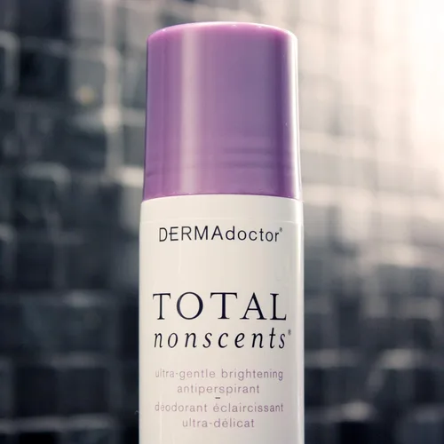 Vista 4 de DERMAdoctor Total Nonscents - Antitranspirante iluminador ultra suave, 3 onzas