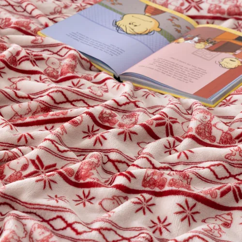 Vista 4 de Berkshire Peanuts® VelvetLoft® - Manta de felpa de Snoopy con bonito personaje, acogedora manta Fairisle Crimson Neutral, manta de 55 x 70 pulgadas