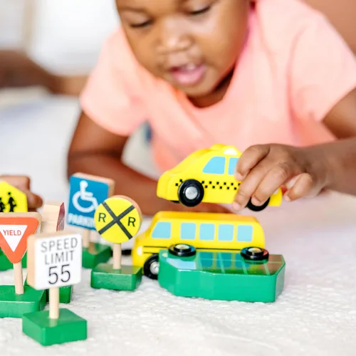 Vista 8 de Vehículos y señales de tráfico de madera Melissa & Doug con 6 autos y 9 signos