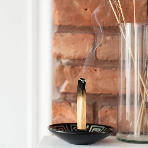 Vista 2 de Luna Sundara Auténtico soporte para palitos de Palo Santo de cerámica de Perú y soporte para incienso, incluye 5 palitos de Palo Santo hechos a mano