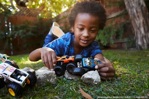 Vista 2 de Hot Wheels Monster Trucks Paquete de 2, Conjunto Demolition Doubles de 2 Vehículos de Juguete a Escala 1:64, para Niños y Coleccionistas