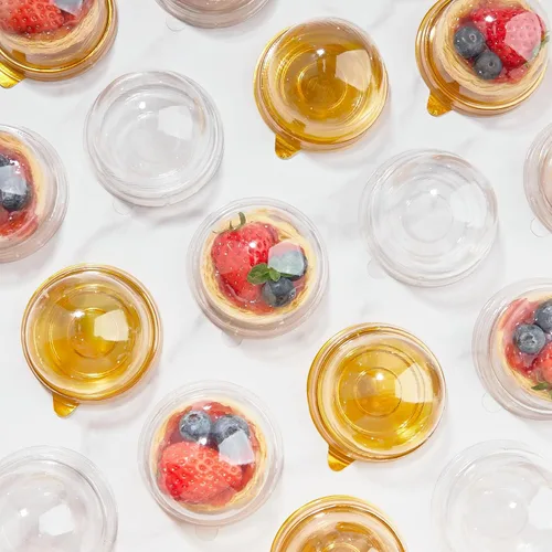 Vista 7 de Zezzxu Paquete de 50 mini recipientes para pasteles, cajas pequeñas de plástico transparente para cupcakes con tapas de cúpula para galletas