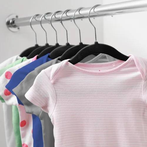 Vista 6 de Casafield 50 perchas de terciopelo para bebé, tamaño de 11 pulgadas para ropa de bebés y niños pequeños, color negro