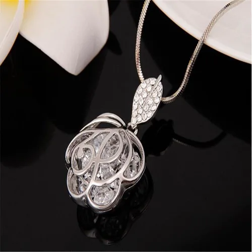 Vista 2 de Z-Jeris collar con dije ahuecado con forma de flor, con diamantes falsos.