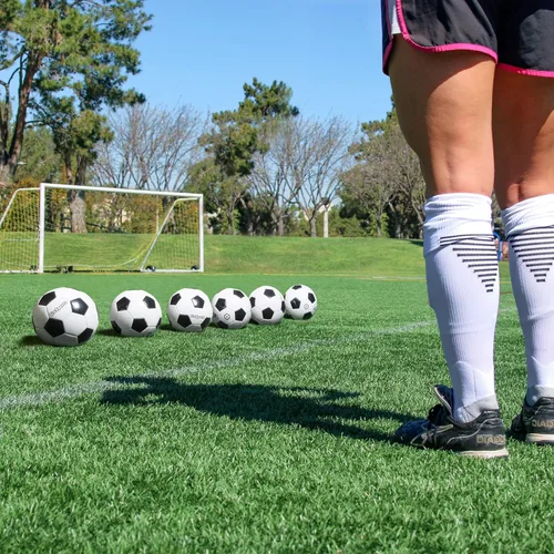 Vista 2 de GoSports - Bolas de fútbol clásicas en negro y blanco - Individual o paquete de 6 - Tallas 3, 4, 5 con bomba para inflar