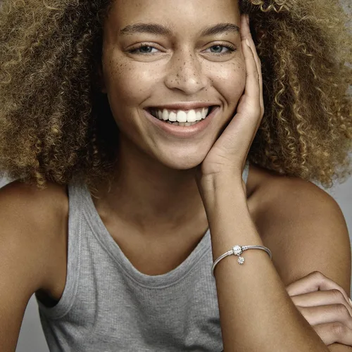 Vista 7 de PANDORA Moments - Pulsera de plata de ley 925 con cierre de margarita