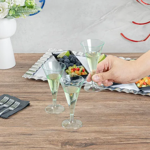 Vista 5 de Restaurantware Vasos de Martini desechables de 3 onzas, 100 mini tazas de Martini de plástico, aperitivo para fiestas o catering, mini vasos
