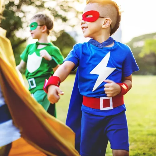 Vista 5 de DAOKEY Capas de superhéroe para niños de 3 a 10 años regalos para niños de dibujos animados disfraces de fiesta regalos de Pascua Navidad capas