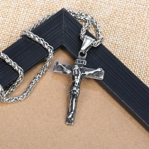 Vista 4 de Collar con colgante de crucifijo, cristiano católica imperio romano estilo gótico.
