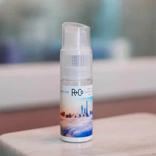 Vista 7 de R+Co Skyline Dry Champú en polvo Refresca dramáticamente, acondiciona sin peso + textura Vegano + libre de crueldad 1.0 onzas Oil-Absorbing