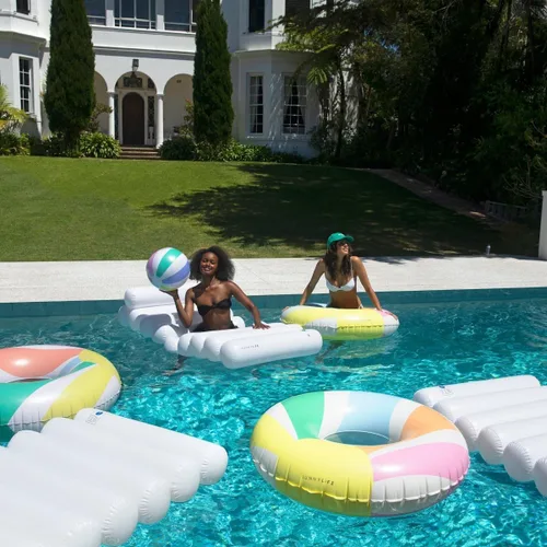 Vista 5 de Sunnylife Bola de playa inflable Gelato pastel lado piscina