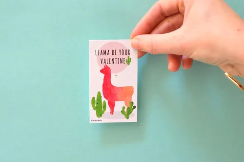 Vista 3 de Juego de 24 tarjetas para San Valentín, tamaño 2" x 3.5", diseños de llama, perezoso, narval y tiburón, de Nerdy Words