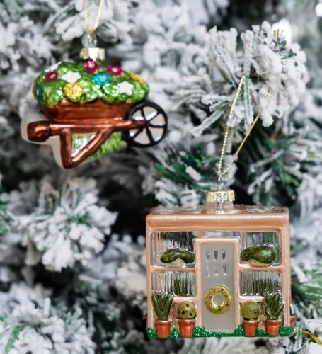 Vista 4 de Adorno de invernadero de vidrio soplado a mano y adorno de carretilla, juego de 2 adornos de jardín de vidrio para árbol de Navidad