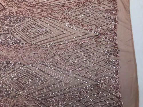 Vista 4 de BORDADO DE DIAMANTE DE DIAMANTE DE ROSA POLVADORA EN UNA MALLA ELÁSTICA DE 4 VÍAS VENDIDO A YARD