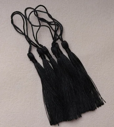 Vista 3 de SOWAKA 30 piezas de mini borlas suaves con lazo para manualidades, proyectos de manualidades, aretes, fabricación de joyas, recuerdo, graduación