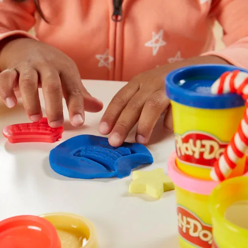 Vista 7 de Play-Doh - Set de herramientas navideñas, 43 accesorios y 10 colores de compuesto para modelar, regalos para rellenar calcetines de Navidad