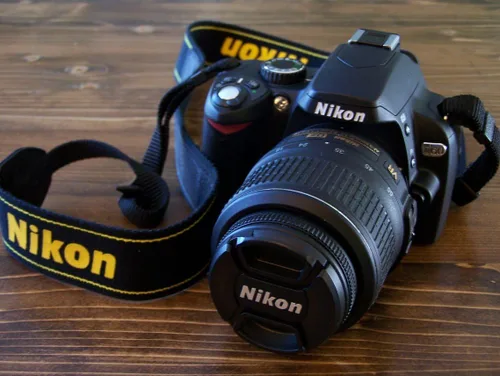 Vista 3 de Nikon D60 DSLR cámara réflex digital con 0.7-2.1 pulgadas f/3.5-5.6G lente de zoom Nikkor con autofoco