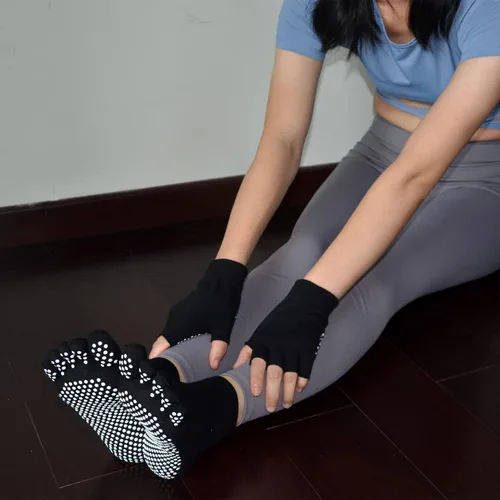 Vista 5 de Calcetines de pilates con empuñaduras para mujer, calcetines de yoga antideslizantes para baile de barra o entrenamiento descalzo 2 pares de guantes