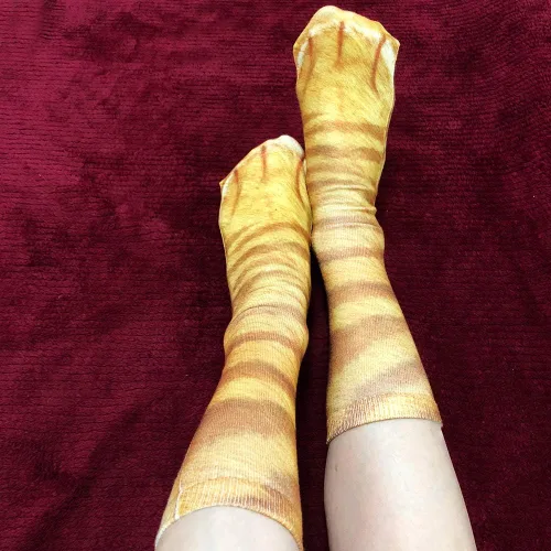 Vista 5 de Calcetines de patas de animales, loco diseño en 3D de patas de gatos, perros y tigres. Divertido regalo navideño para mujer u hombre adultos